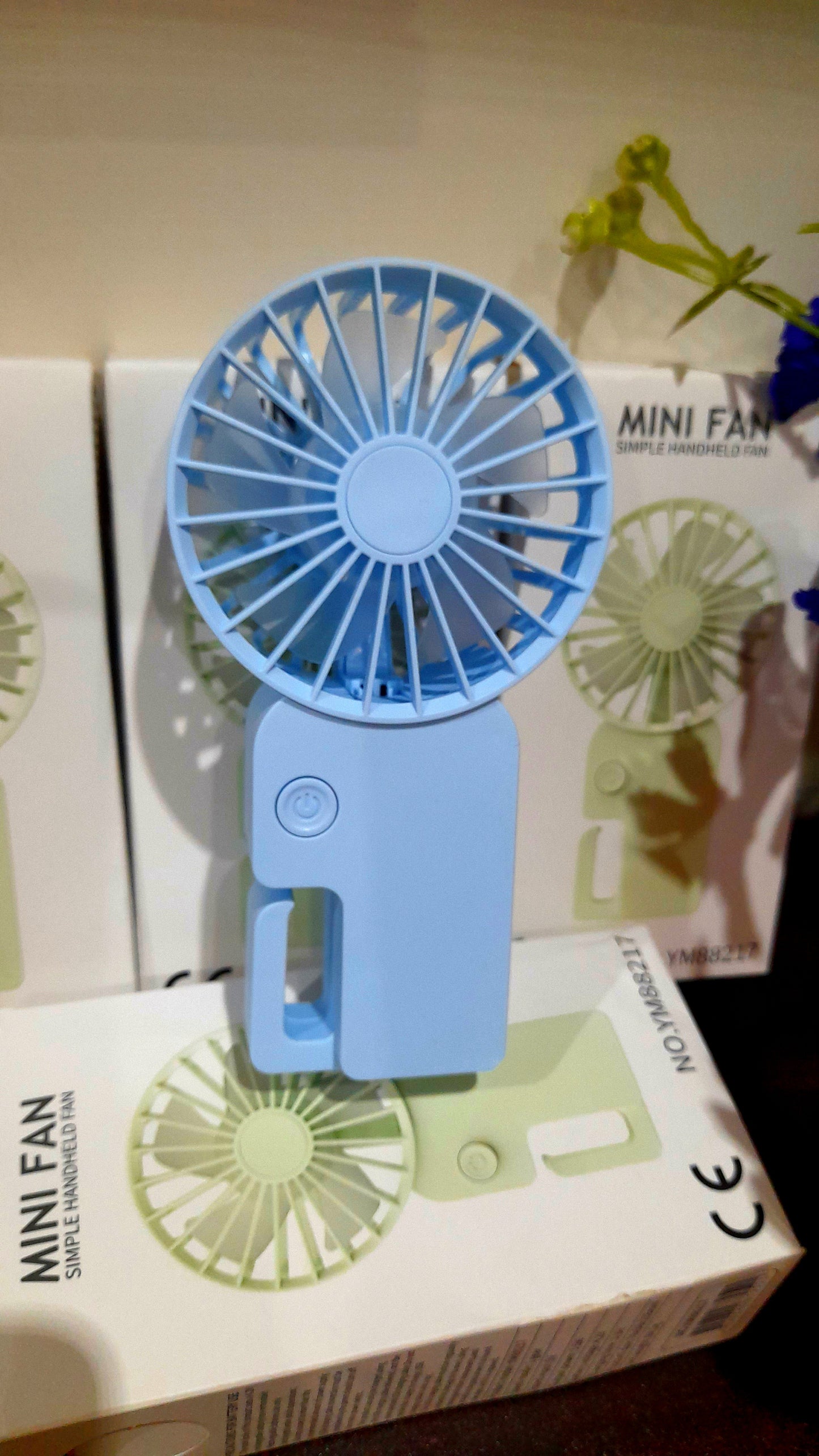 Lightweight Mini Fan – Rechargeable Handheld Fan with Strong Airflow