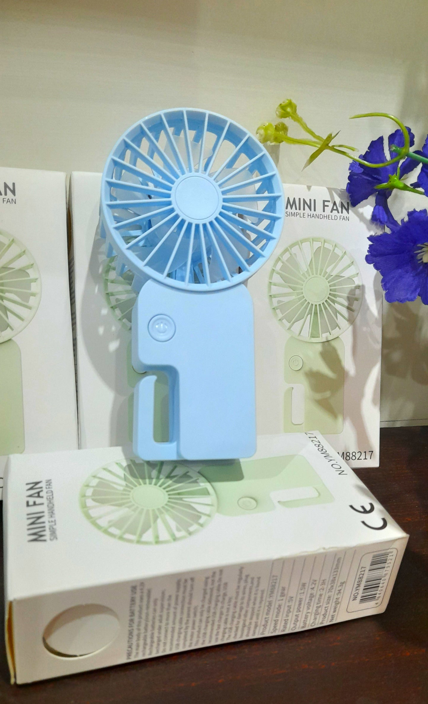 Lightweight Mini Fan – Rechargeable Handheld Fan with Strong Airflow